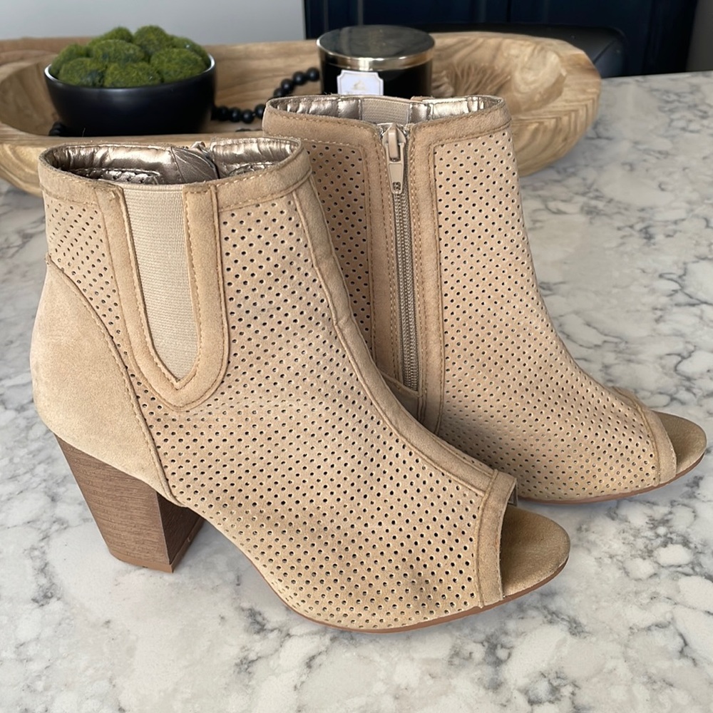 Peep toe boots